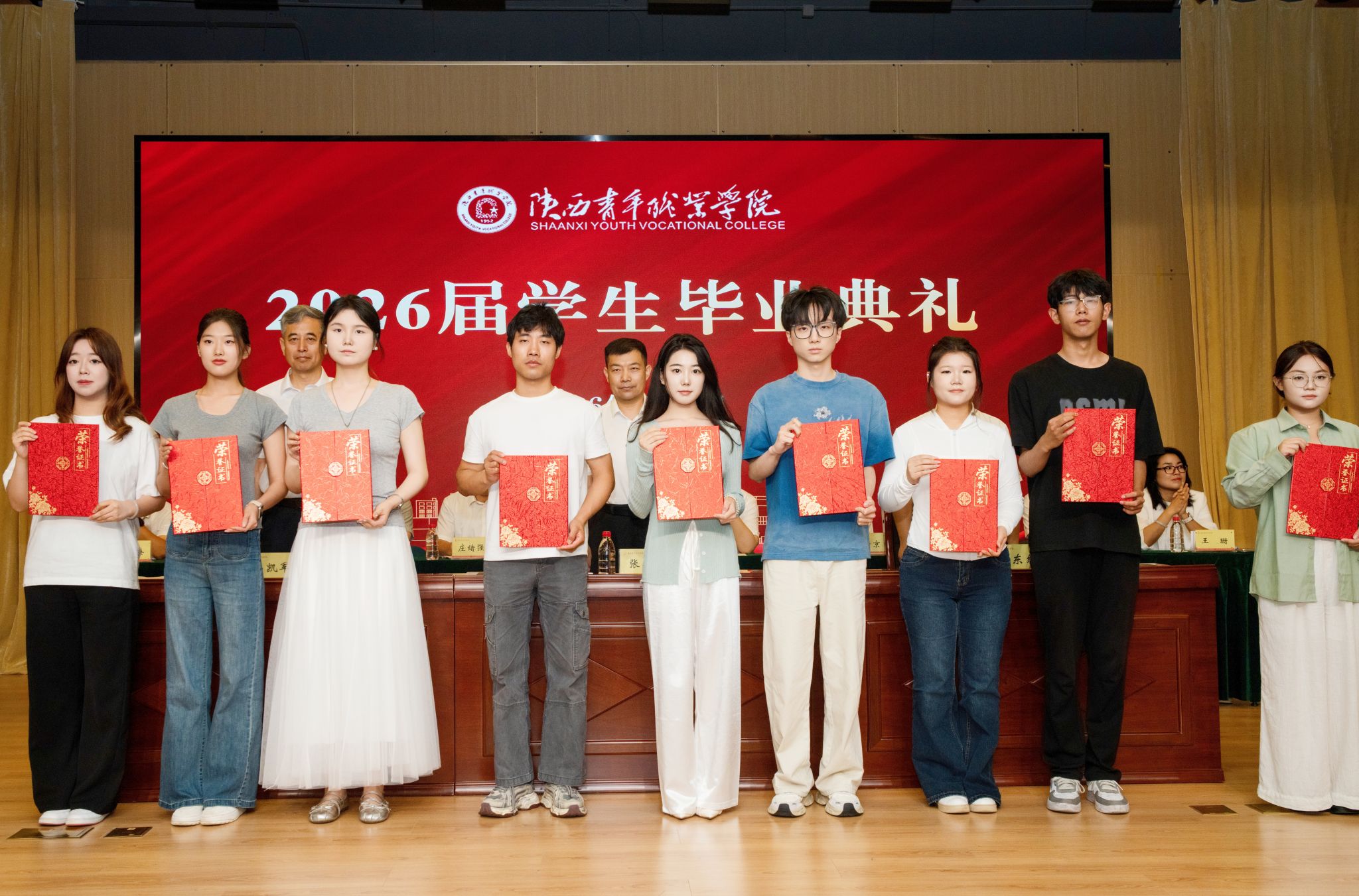 2026届优秀学生干部代表领奖 2026届优秀学生干部代表领奖