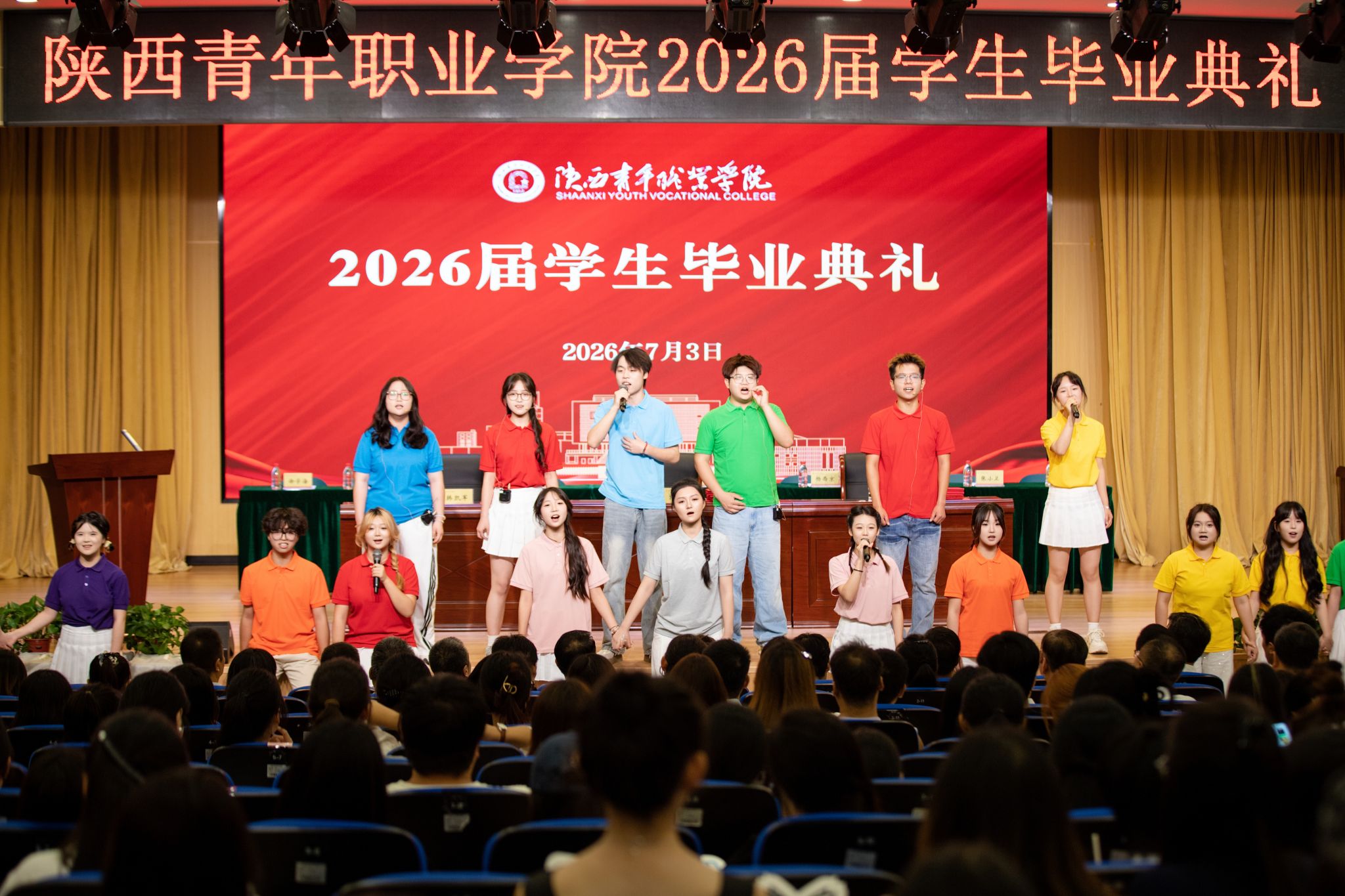 充满朝气的合唱表演 充满朝气的合唱表演