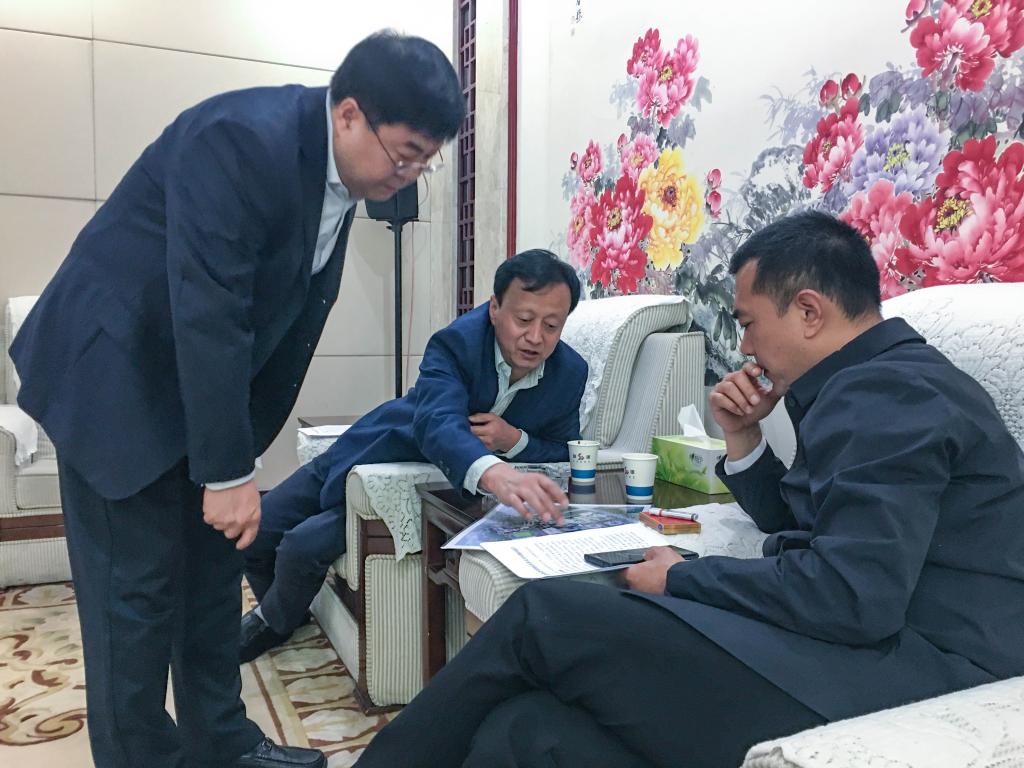 刘小强与温锋科、刘瑞明探讨新校区建设情况