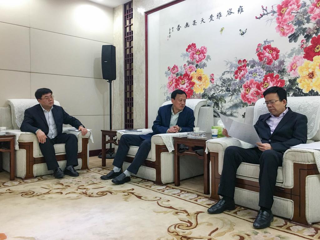 张义光与温锋科、刘瑞明探讨新校区建设情况
